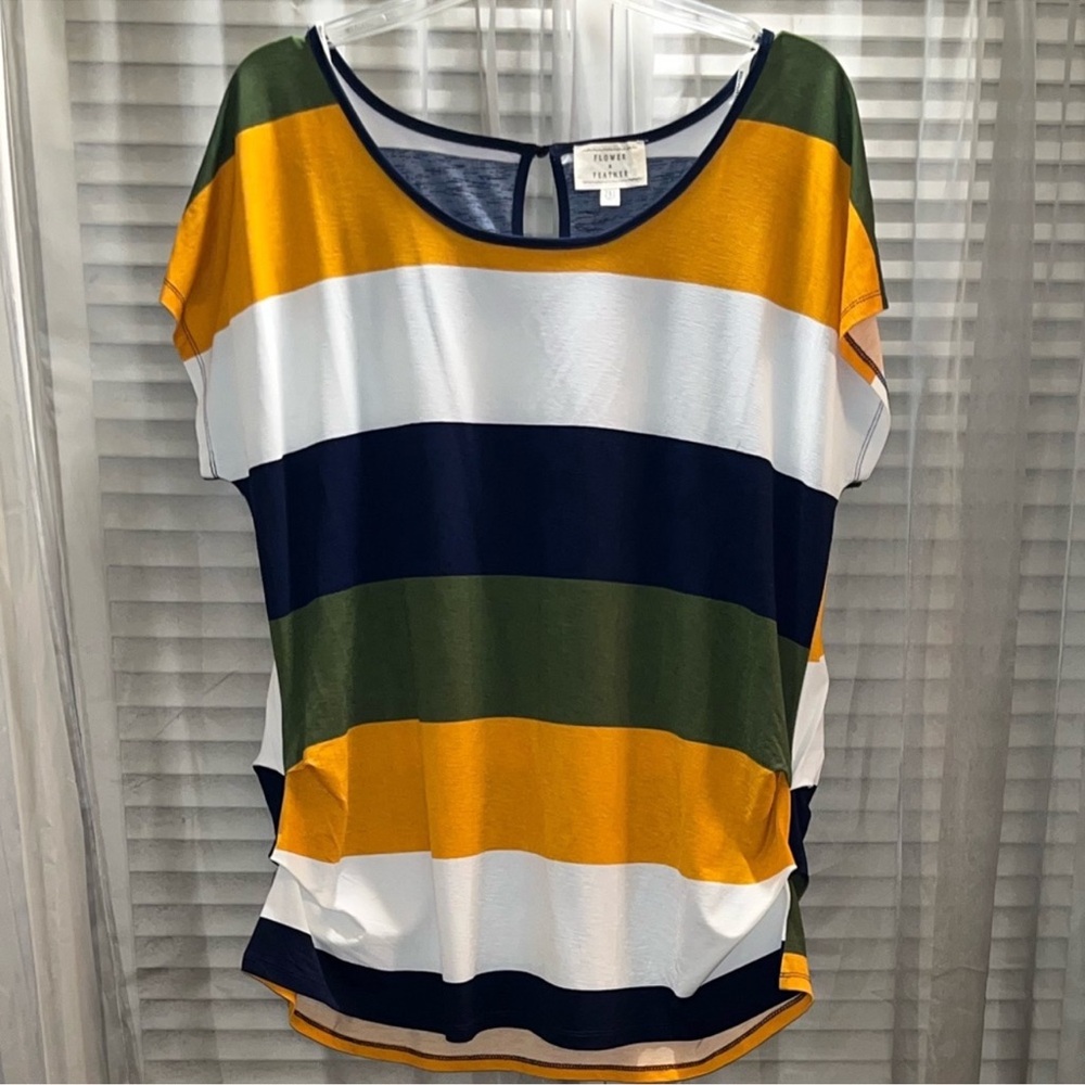 FLOWER & FEATHER Women's Stripe Top with elastic at sides on the bottom. Sz 2XL